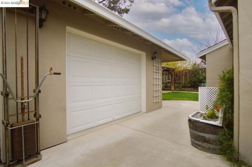 1320 Sherwood Dr, Concord CA  94521-3350 exterior