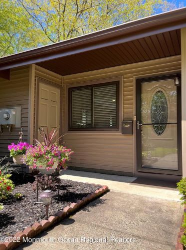 20 Hanover Ct, Tinton Falls, NJ 07701-5421