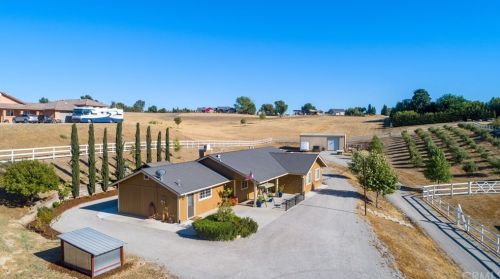 8110 Settlers Pl, Lake Nacimiento, CA 93446-6336