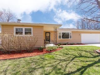1255 Mallard Dr, Hoffman Estates, IL 60123-1460