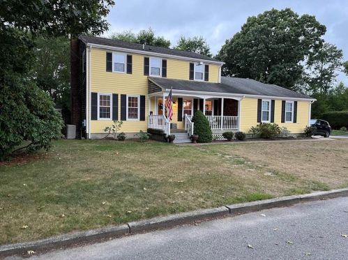 5 Cedar Bay Dr, Warwick, RI 02888-5501