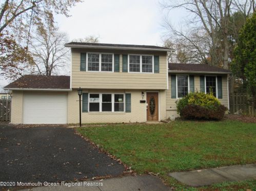 3 Kings Ct, Jackson Twp, NJ 08527-1817