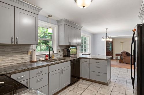 4 Bayberry Ln, Derry, NH 03038-5009