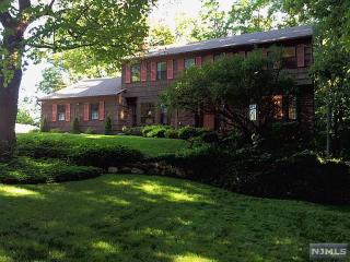 6 Chandler Dr, Wayne, NJ 07470-5515
