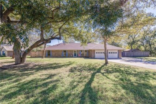 1303 Spanish Trl Dr, Granbury TX  76048-1716 exterior