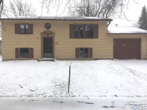 11 Park Ln, Canton, SD 57013-1022