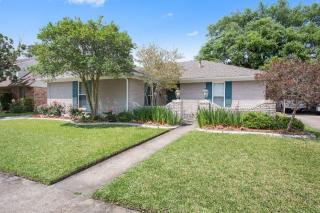 2157 Leslie St, Gretna, LA 70056-4521