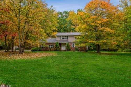 4 Burnett Dr, Chester, NJ 07930-2713