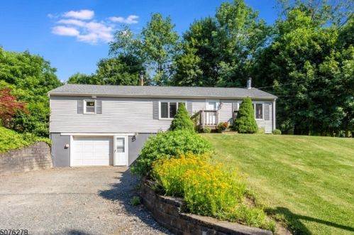 14 Orchard St, Califon, NJ 07830-4135