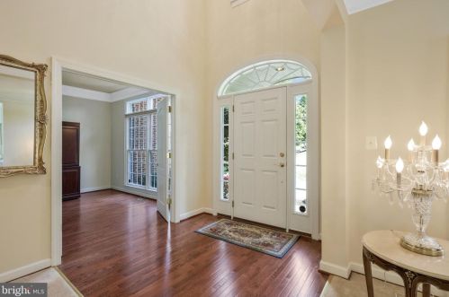 6697 Valley Brook Dr, Falls Church, VA 22044-1013