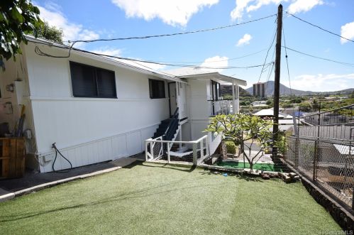 284 Moomuku Pl, Honolulu, HI 96821-2239