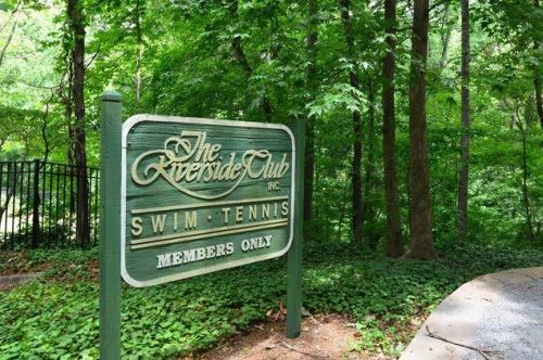 535 Bridgewater Dr, Atlanta GA  30328-2814 exterior