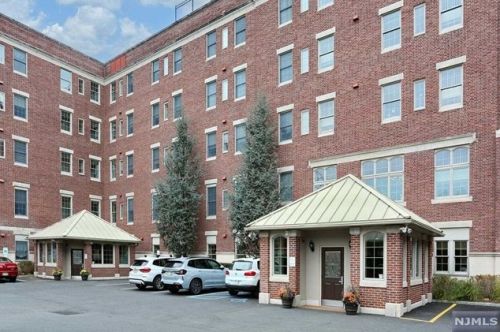4202 Rio Vista Dr, Mahwah, NJ 07430-4008