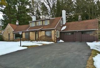 2704 Honochick Dr, Allentown, PA 18104-6112