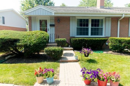 9 Robin Hood Ln, Northfield, IL 60093-2908
