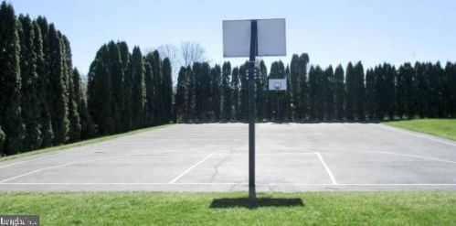 110 Dovefield Dr, Lancaster PA  17603-4686 exterior