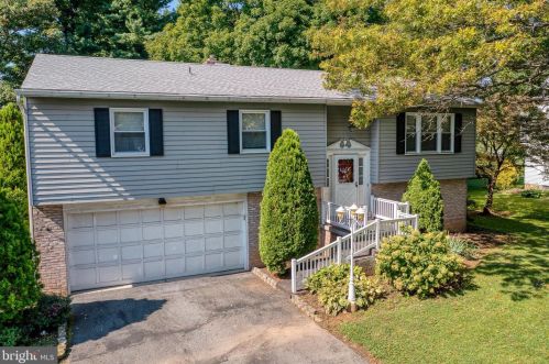 1883 Manchester Ln, Lancaster PA  17601-6209 exterior