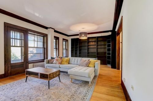 1233 Granville Ave, Chicago, IL 60660-1904