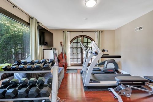 1664 Las Flores Dr, Glendale CA  91207-1200 exterior