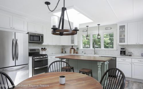 85 Swimming Riv Rd, Tinton Falls NJ 07724-2846 exterior