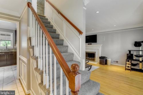6808 Houndmaster Rd, Springfield VA  22152-2715 exterior