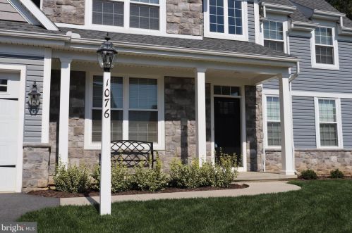 1076 Greenview Dr, Lancaster, PA 17601-4998