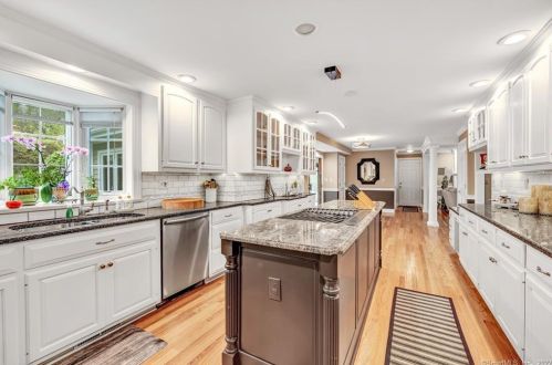 33 Ledgewood Rd, Huntington CT  06484-2147 exterior