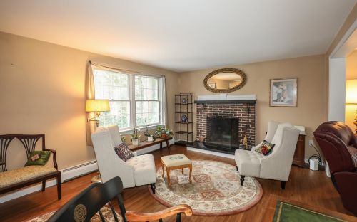 9 Holstein Ave, Londonderry, NH 03053-3913