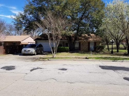 1714 Gateway Dr, Garland TX  75040-8208 exterior