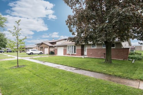 13 Wildwood Rd, Elk Grove Vlg, IL 60007-1511