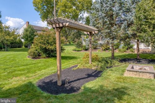 1827 Krystle Dr, Lancaster PA  17602-4149 exterior