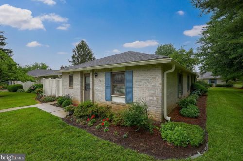 185 Valleybrook Dr, Lancaster PA  17601-4620 exterior