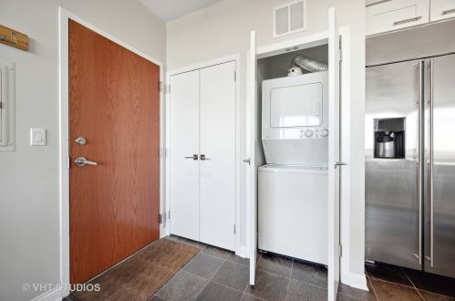 701 Wells St, Chicago IL  60654-3509 exterior