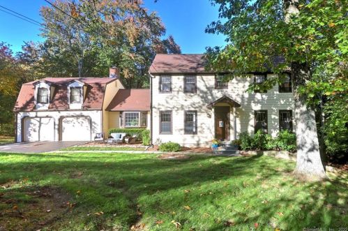 8 Captains Watch, Huntington CT  06484-5914 exterior