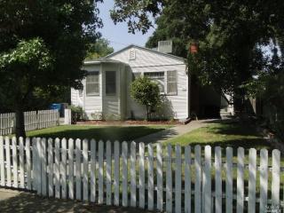 320 West St, Vacaville, CA 95688-2715