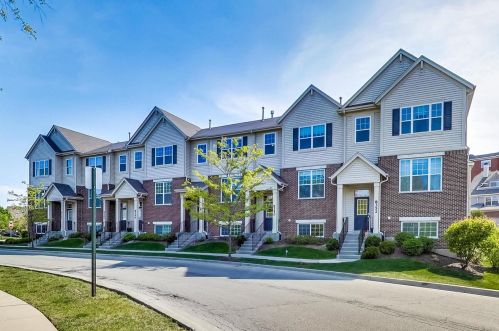 8350 Concord Dr, Morton Grove, IL 60053-2275