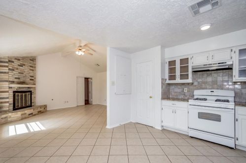 32 Rnch House Loop, Angleton TX 77515-2723 exterior