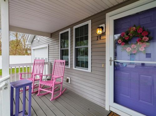 14 Covington Ct, Westerly RI  02891-6117 exterior