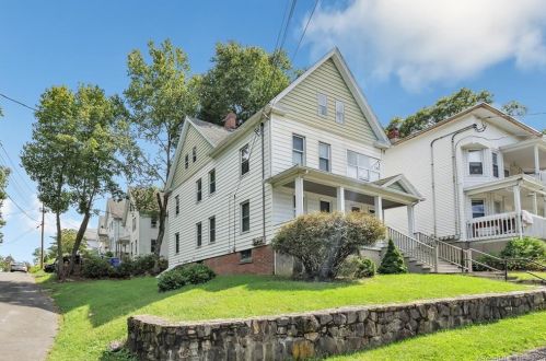 192 Myrtle St, Huntington CT  06484-4061 exterior