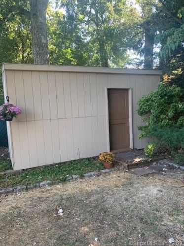 27 Hawthorne Dr, Norwalk CT  06851-4113 exterior