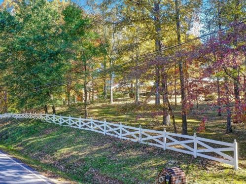3222 Lakeland Rd, Gainesville, GA 30506-3766