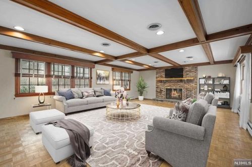 3 Arrowhead Ln, Upper Saddle River, NJ 07458-2503
