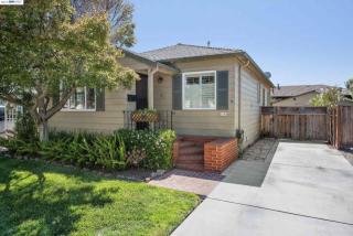 1104 Peach St, Alameda, CA 94501-5527