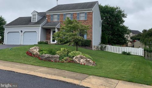 16 Carriage Ln, Ephrata, PA 17522-8812
