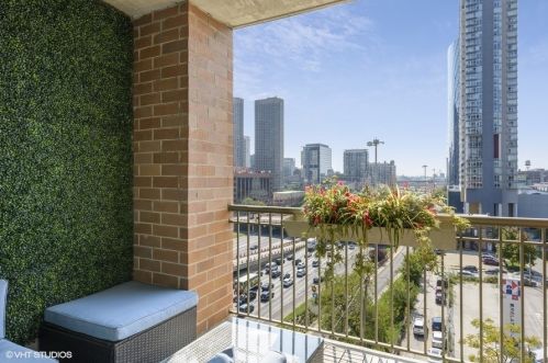 720 Randolph St, Chicago IL  60661-2129 exterior