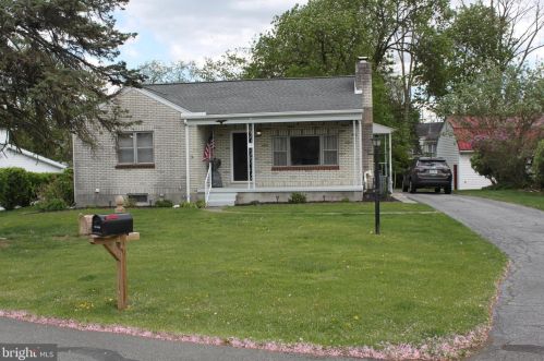 15 Hollywood Dr, Harrisburg, PA 17109-5563