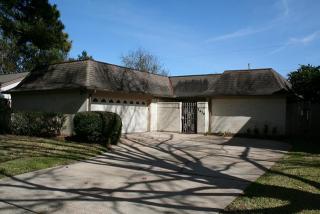 2620 Durban Dr, Houston TX  77043-1723 exterior