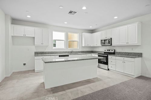 945 3rd St, Santa Ana, CA 92701-4906