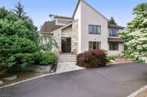 6 Manor Dr, Morristown, NJ 07960-2611