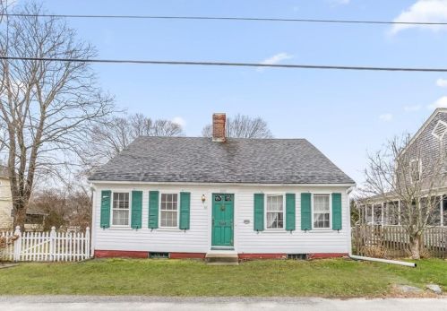 42 Pleasant St, North Kingstown, RI 02852-5020